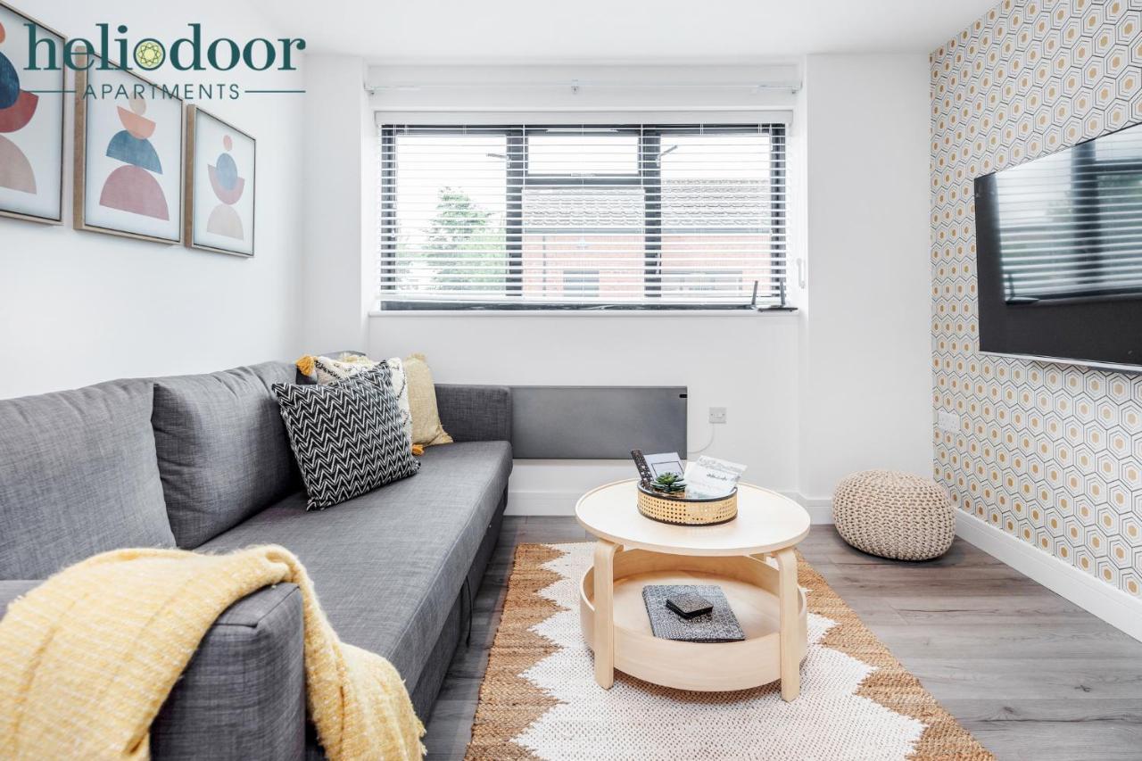 Apartments, Sleeps Up To 5, Free Parking, Free Wifi & Movies, 7 Mins Drive To Central Station For Direct Trains To London & The North *