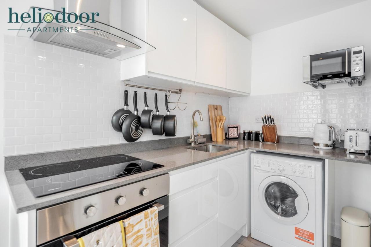 Apartments, Sleeps Up To 5, Free Parking, Free Wifi & Movies, 7 Mins Drive To Central Station For Direct Trains To London & The North Apartment