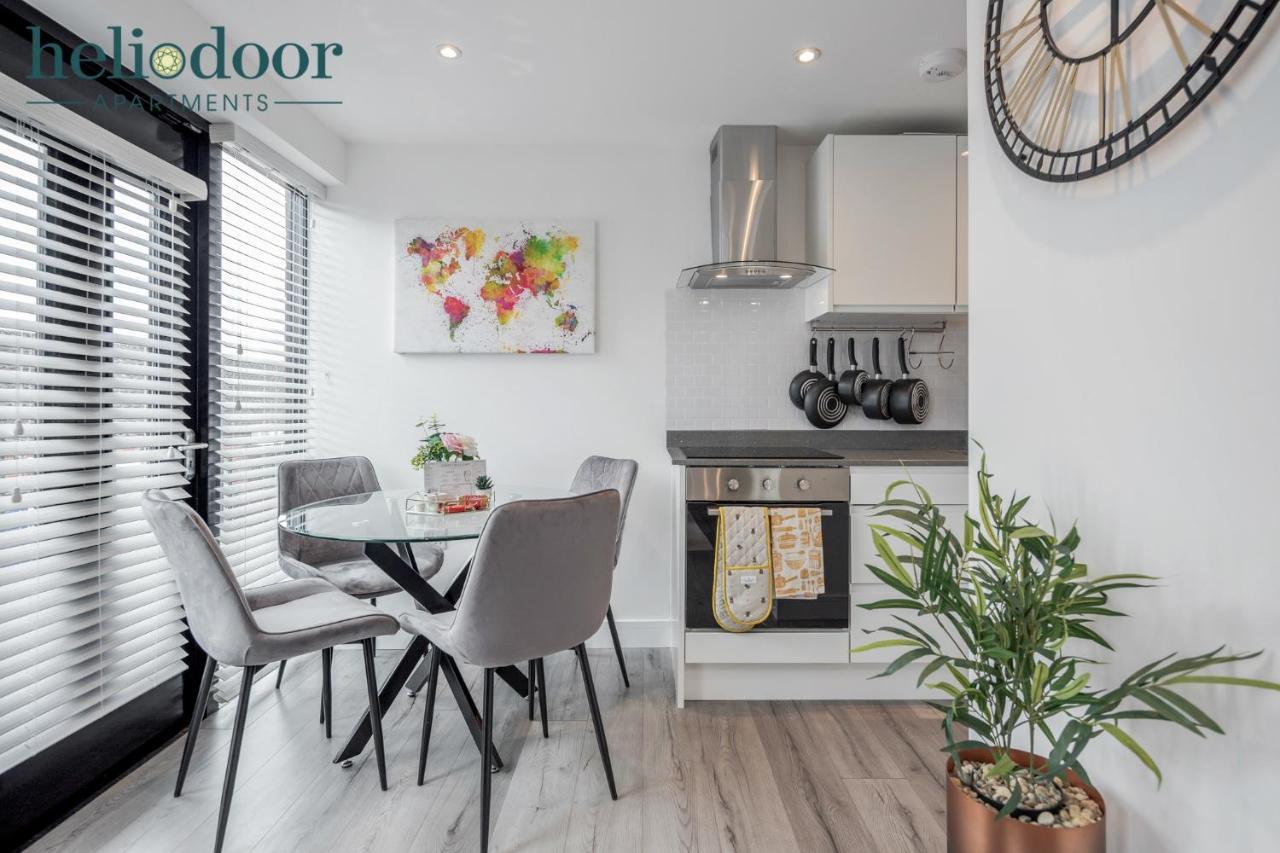 Apartments, Sleeps Up To 5, Free Parking, Free Wifi & Movies, 7 Mins Drive To Central Station For Direct Trains To London & The North Apartment