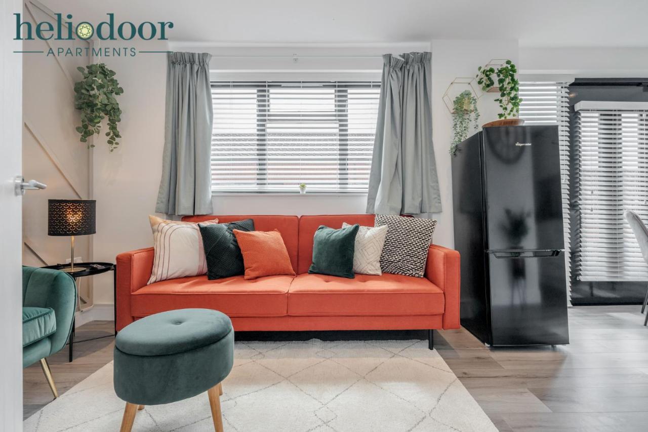 Apartments, Sleeps Up To 5, Free Parking, Free Wifi & Movies, 7 Mins Drive To Central Station For Direct Trains To London & The North Apartment