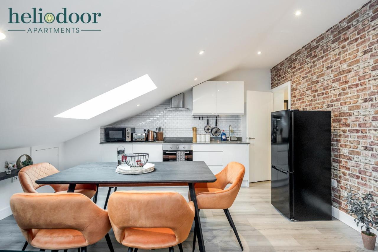 Apartment Apartments, Sleeps Up To 5, Free Parking, Free Wifi & Movies, 7 Mins Drive To Central Station For Direct Trains To London & The North *