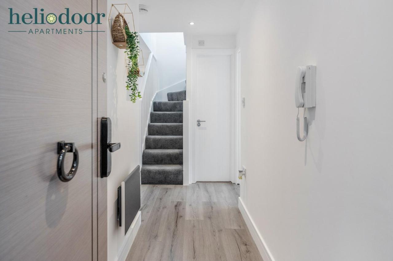 Apartment Apartments, Sleeps Up To 5, Free Parking, Free Wifi & Movies, 7 Mins Drive To Central Station For Direct Trains To London & The North *
