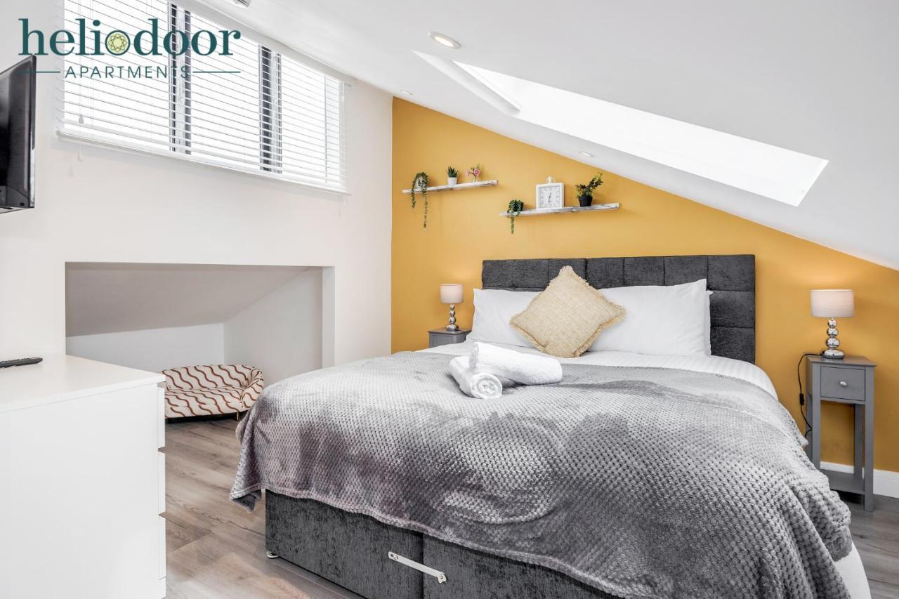 Apartments, Sleeps Up To 5, Free Parking, Free Wifi & Movies, 7 Mins Drive To Central Station For Direct Trains To London & The North Apartment *