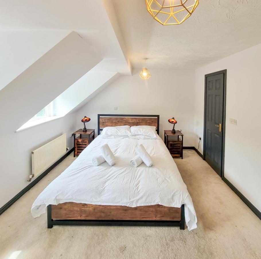 House In Area - Smart Tv's, 900mb Wifi