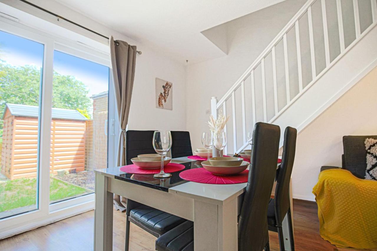 Holiday home Valens House: City-close Retreat With Smart Amenities