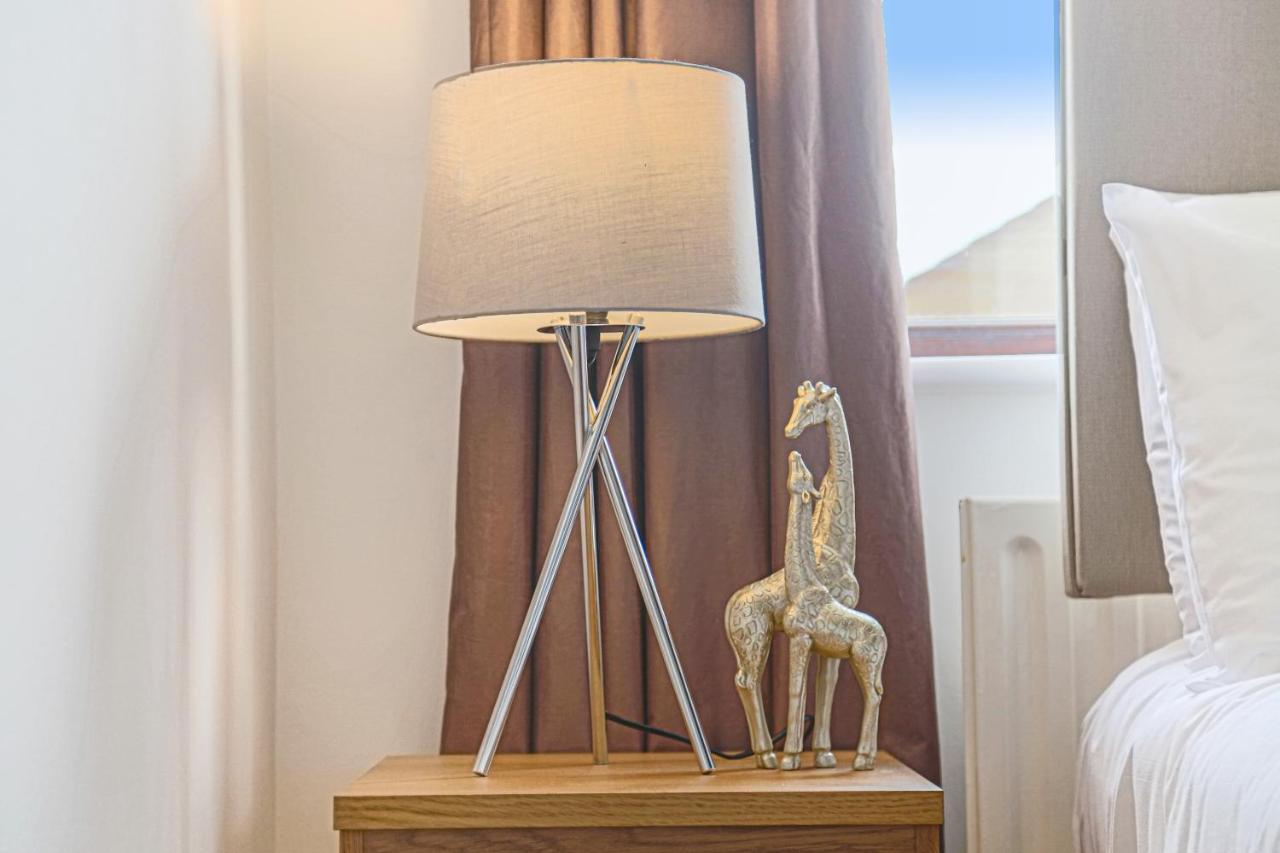 Valens House: City-close Retreat With Smart Amenities Holiday home Milton Keynes