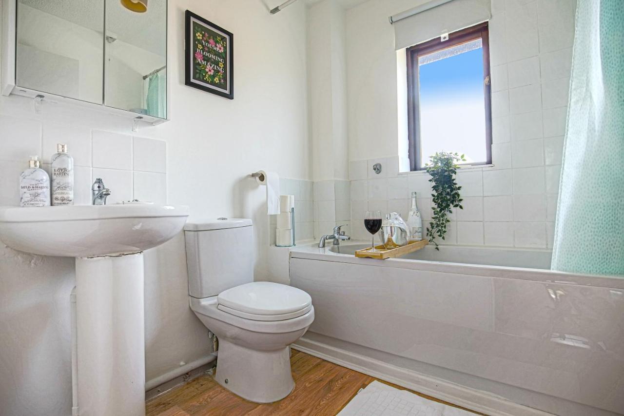 Valens House: City-close Retreat With Smart Amenities