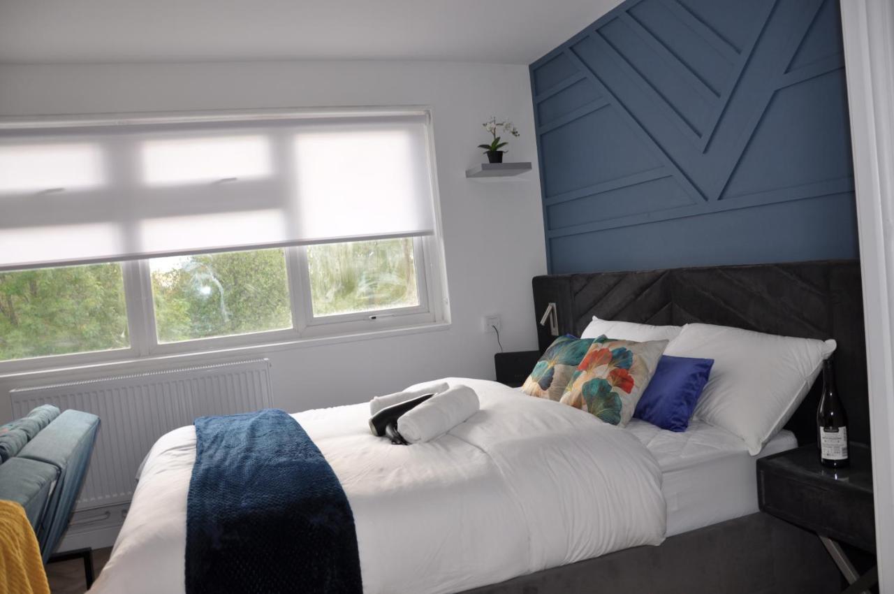 Luxury Studio- Mk Central- 5 Mins Drive To Train Station-direct Trains To London, Birmingham *