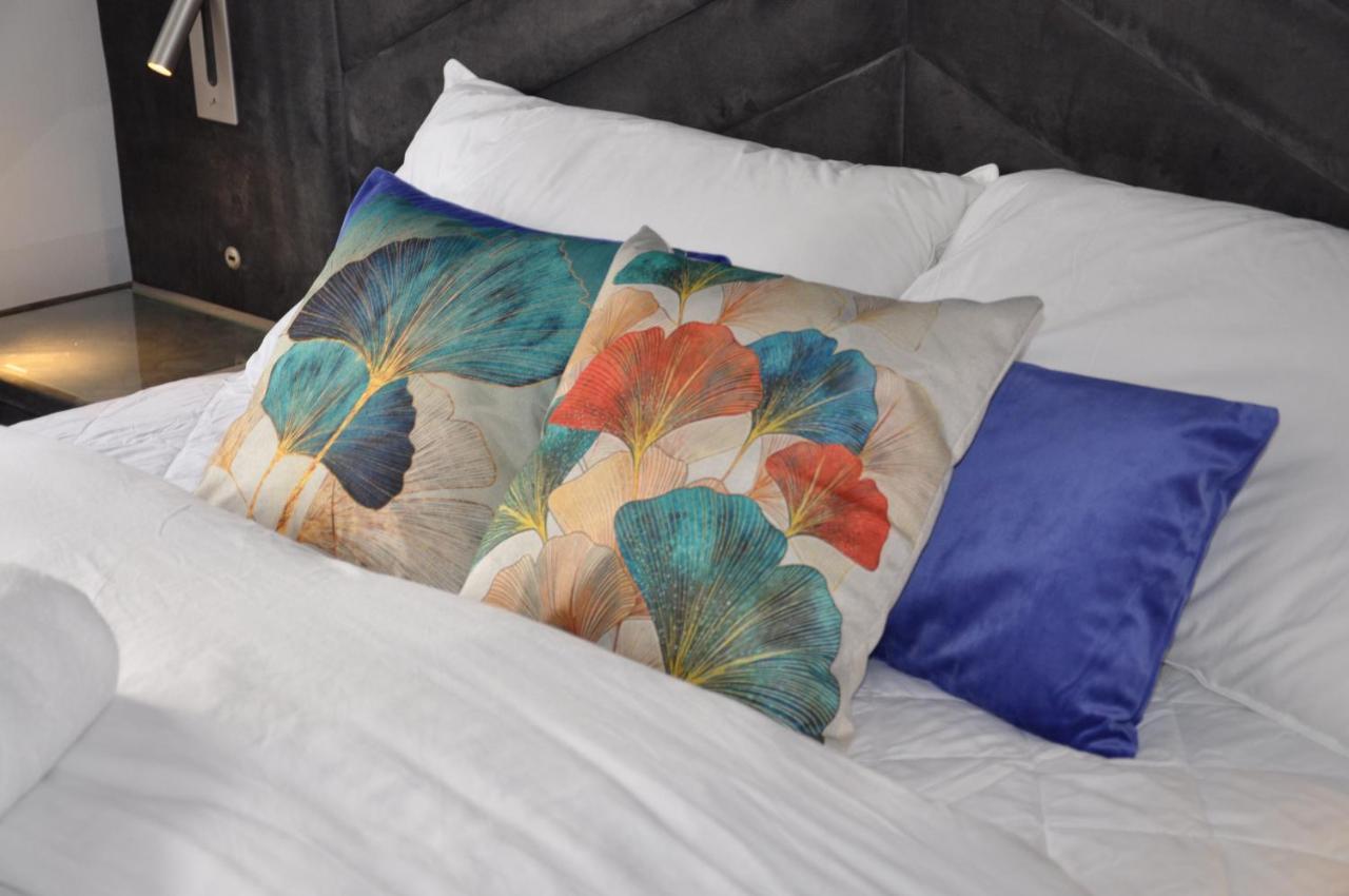 Luxury Studio- Mk Central- 5 Mins Drive To Train Station-direct Trains To London, Birmingham Apartment