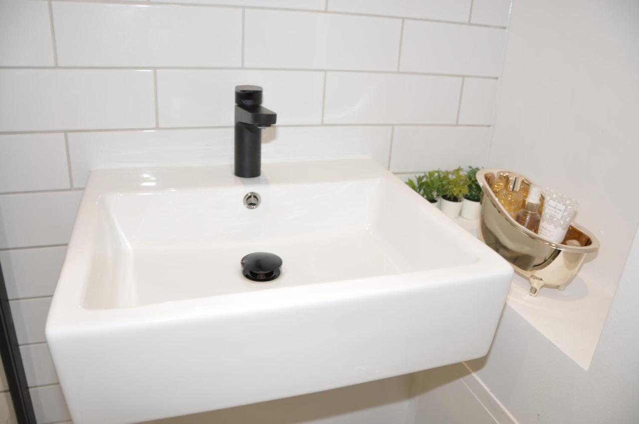 Luxury Studio- Mk Central- 5 Mins Drive To Train Station-direct Trains To London, Birmingham Milton Keynes