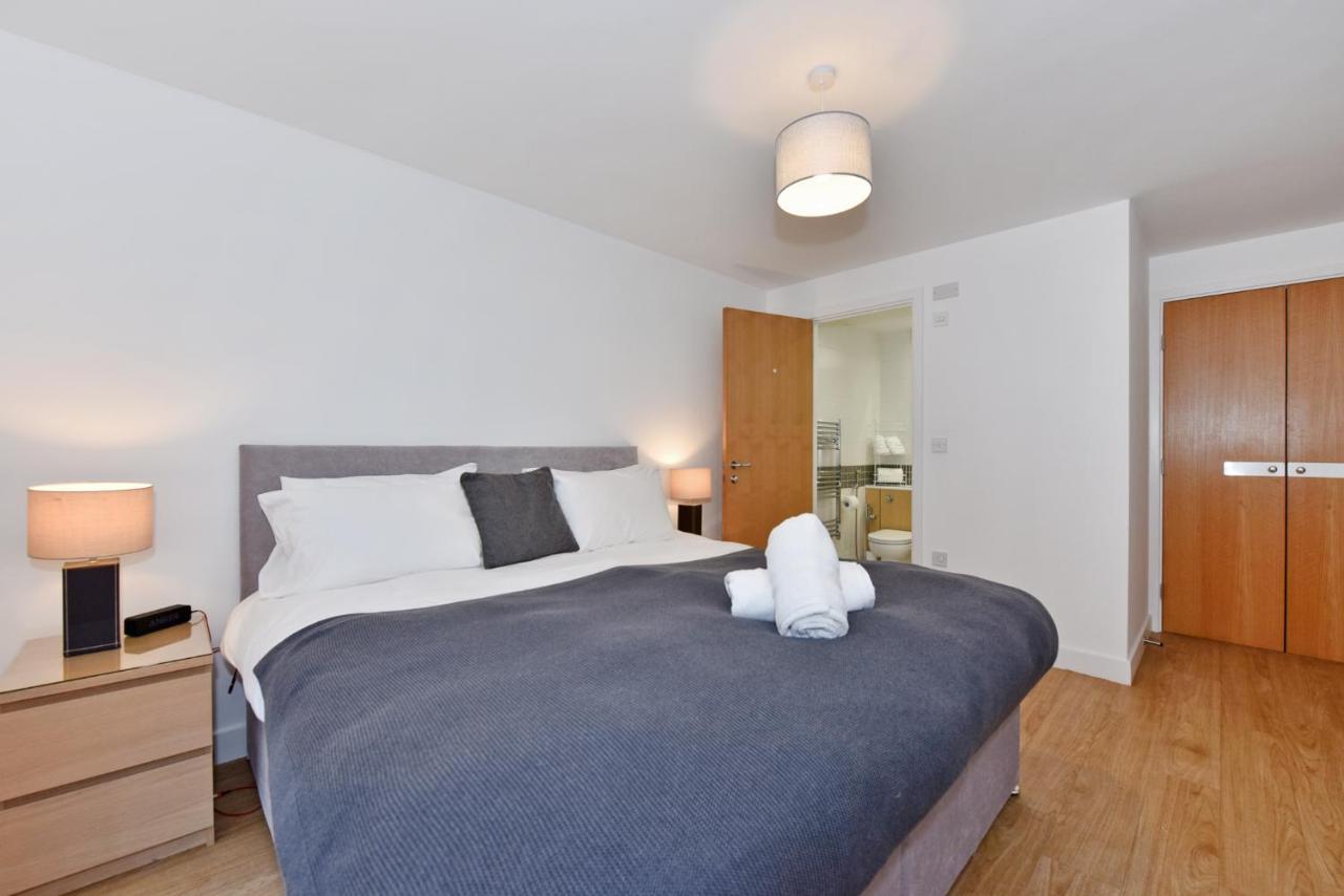 Apartment The Vizion Serviced From Pincott - Free Parking, Private Balcony, And Wifi Milton Keynes
