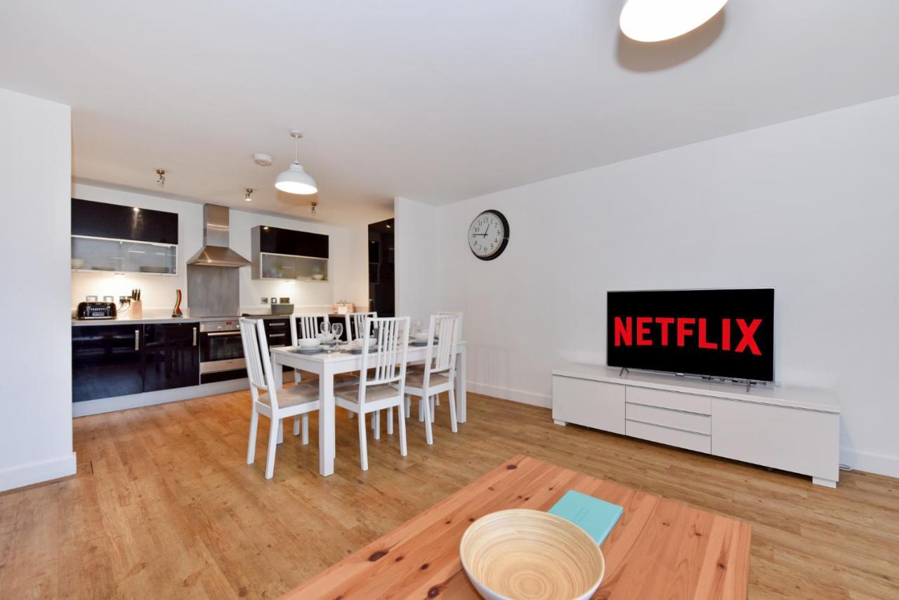 Apartment The Vizion Serviced From Pincott - Free Parking, Private Balcony, And Wifi Milton Keynes
