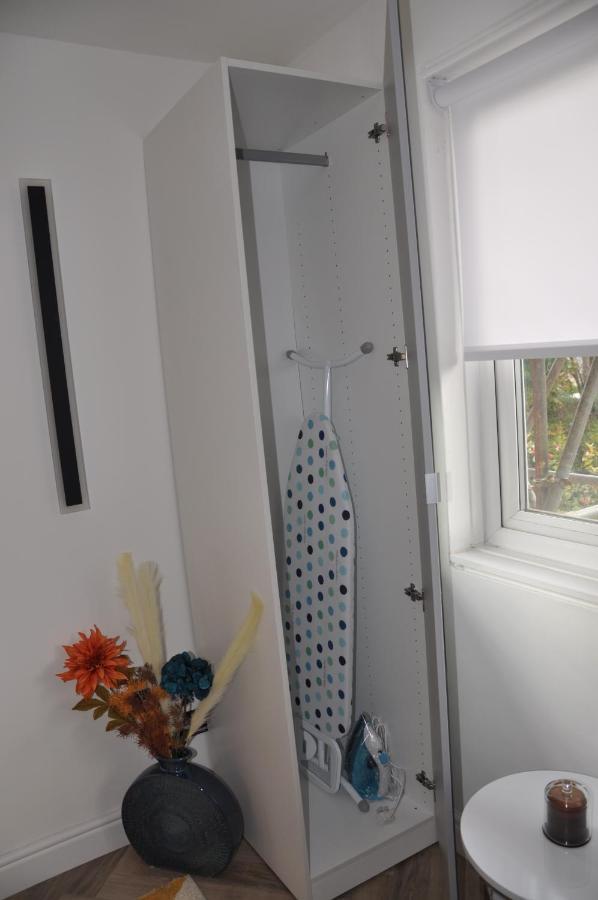 Luxury Studio- Mk Central- 5 Mins Drive To Train Station-direct Trains To London, Birmingham *