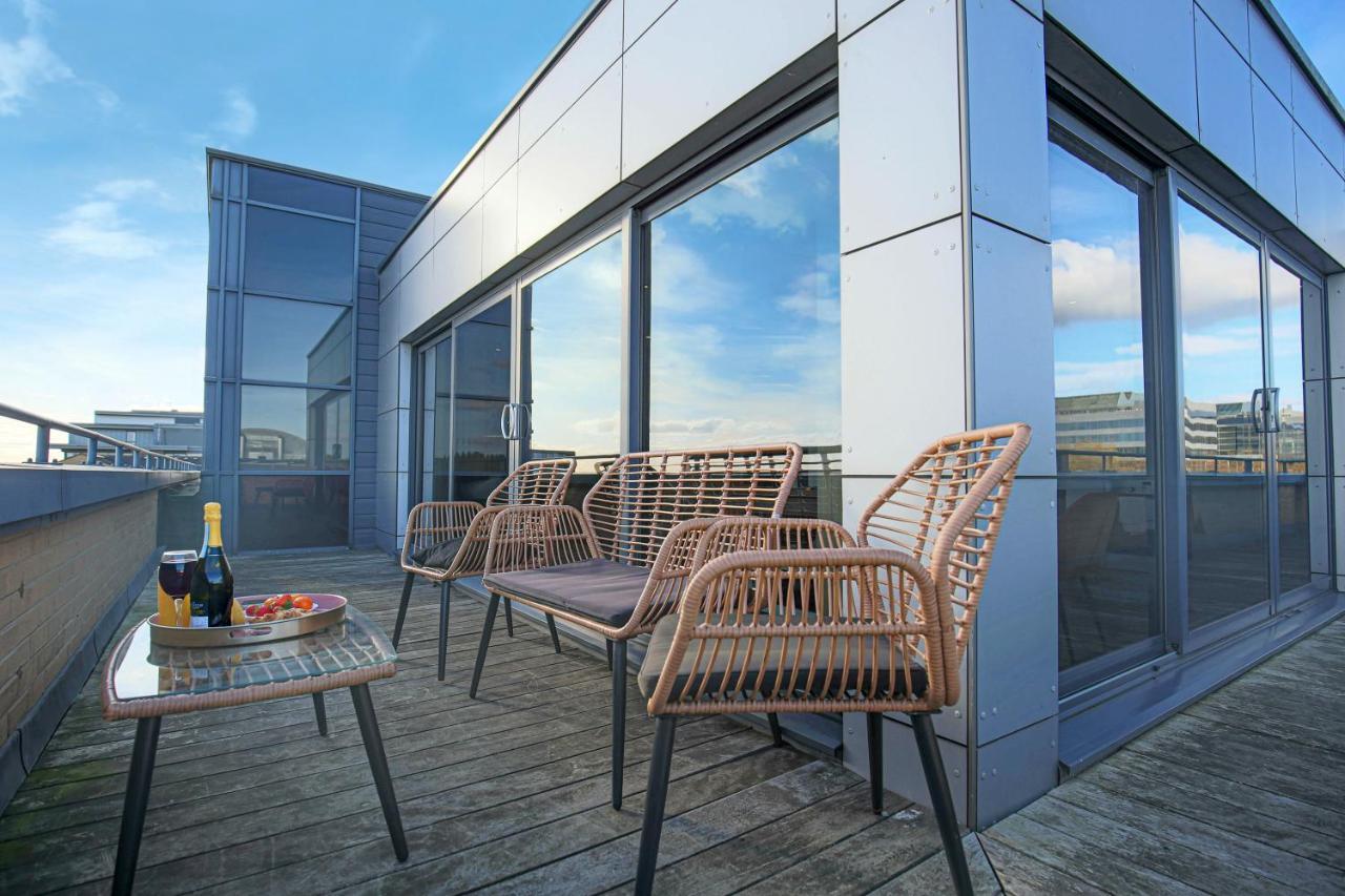 Luxury Mk Penthouse: Pool Table, Balcony & Smart Entertainment Milton Keynes