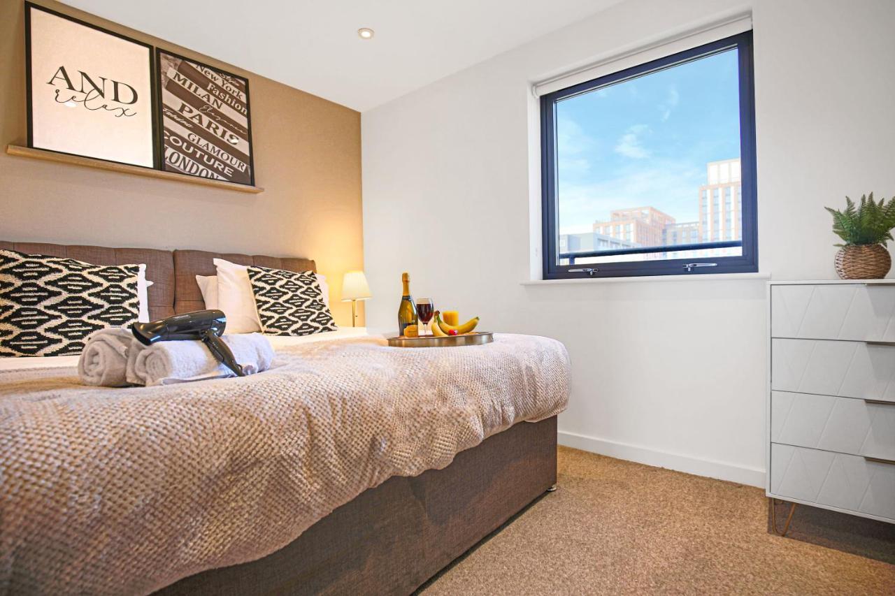 Luxury Mk Penthouse: Pool Table, Balcony & Smart Entertainment Milton Keynes
