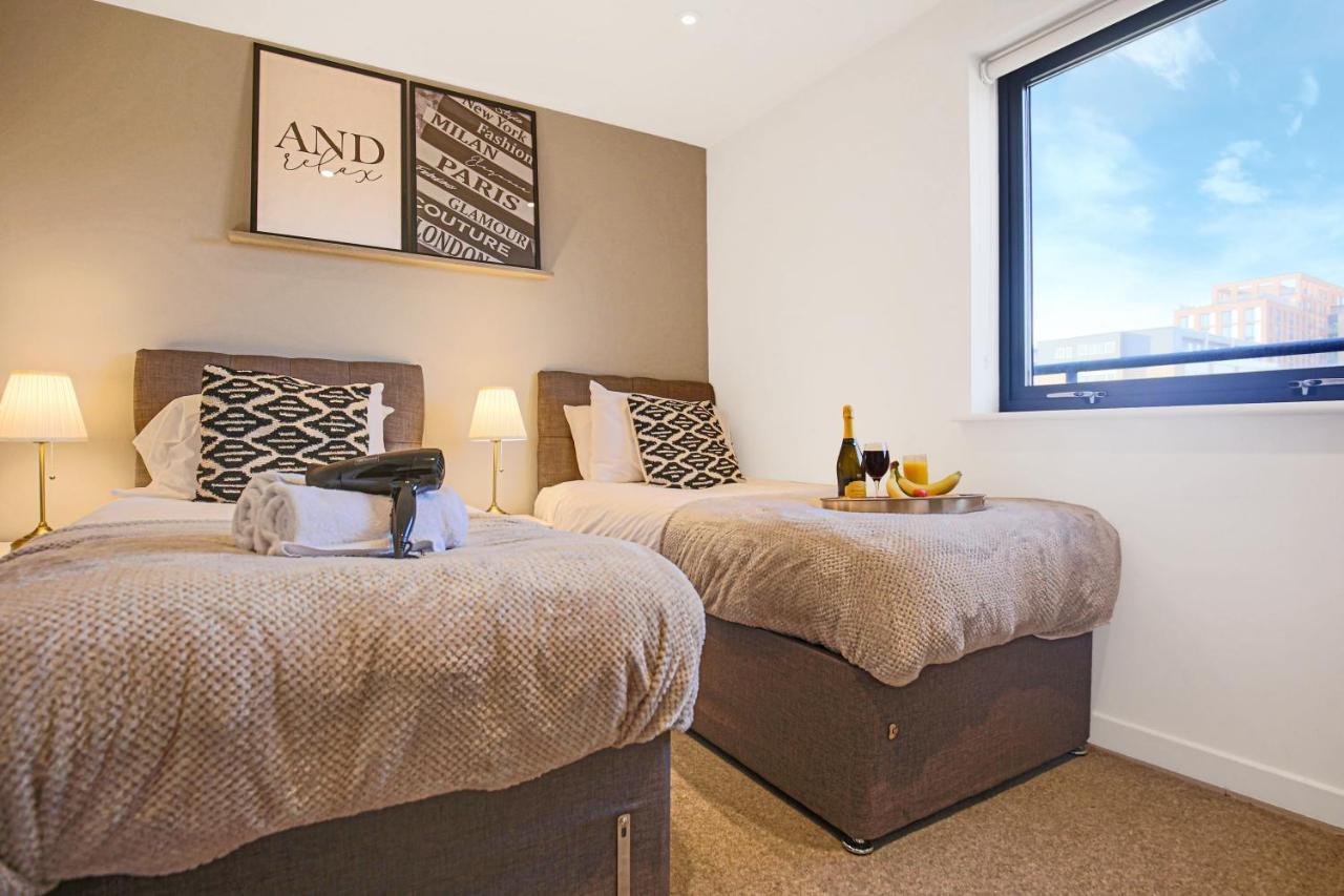 Apartment Luxury Mk Penthouse: Pool Table, Balcony & Smart Entertainment Milton Keynes