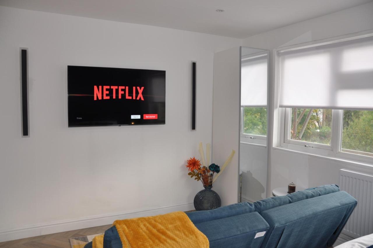 Luxury Studio- Mk Central- 5 Mins Drive To Train Station-direct Trains To London, Birmingham Milton Keynes