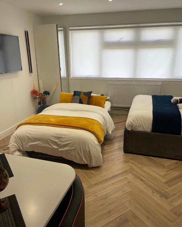 Luxury Studio- Mk Central- 5 Mins Drive To Train Station-direct Trains To London, Birmingham Milton Keynes