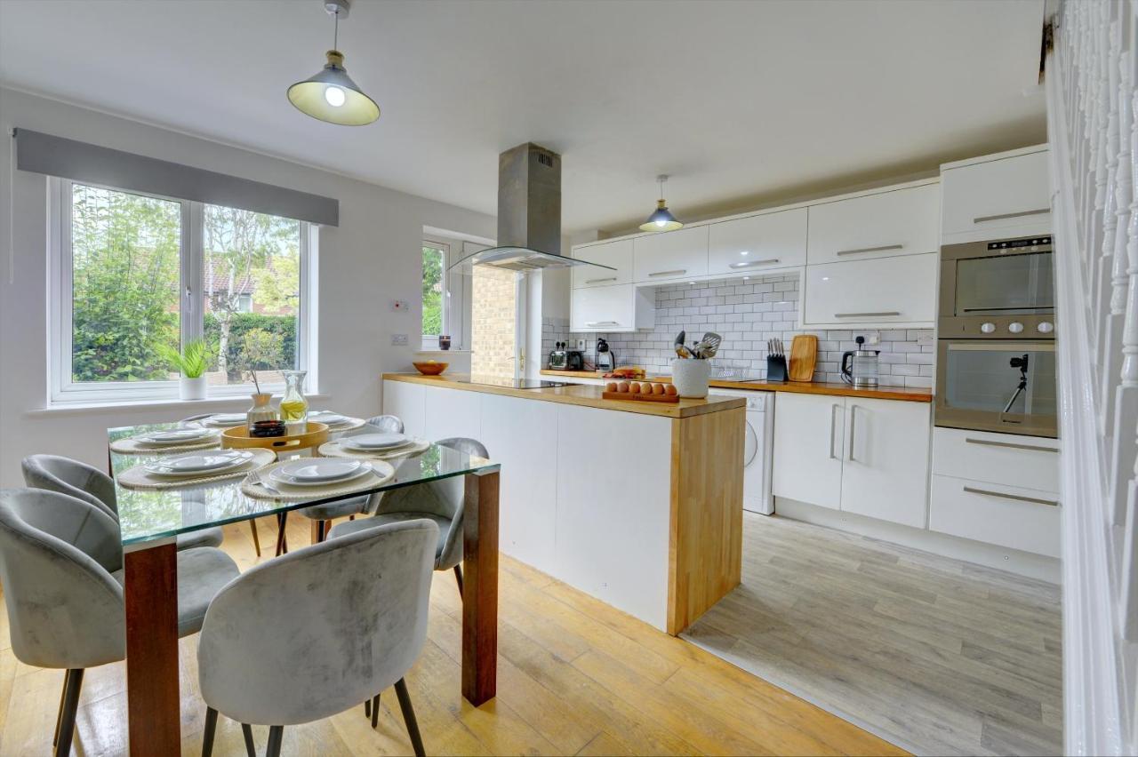 The Bernstein House 'green Award' A Calm & Beautiful Executive House I Spacious Garden W Furniture I Parking I Eco-short Term Let By Silva Villa Milton Keynes