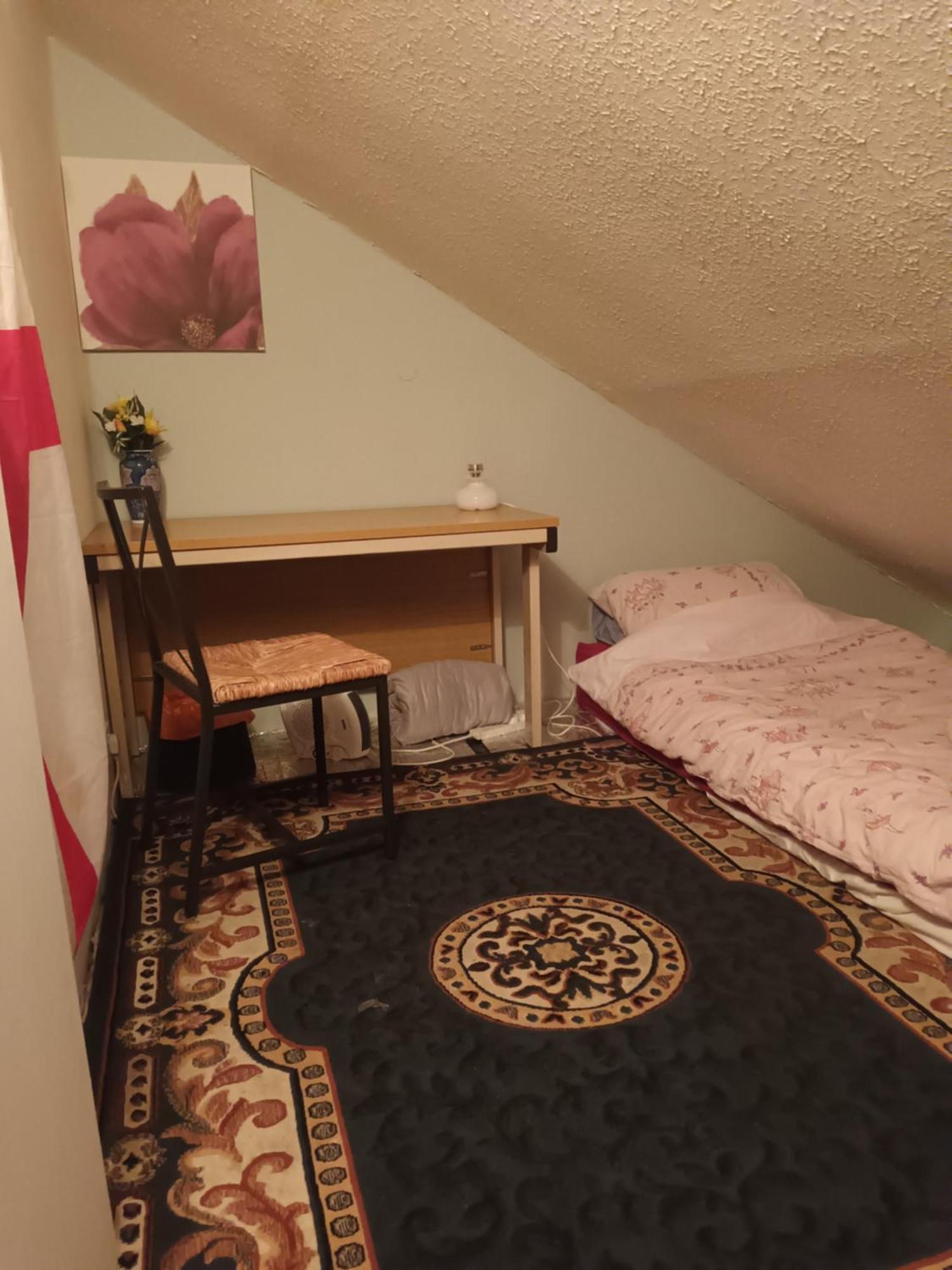 Single With Large Desk Guest house Milton Keynes