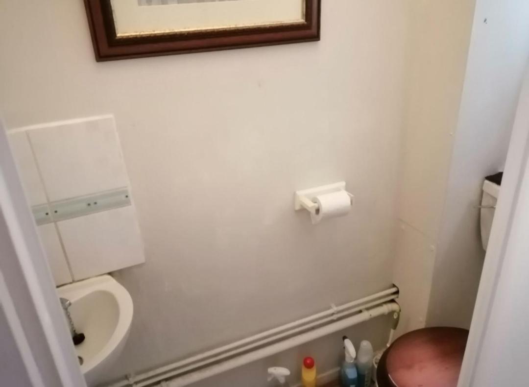 Single With Large Desk Guest house Milton Keynes