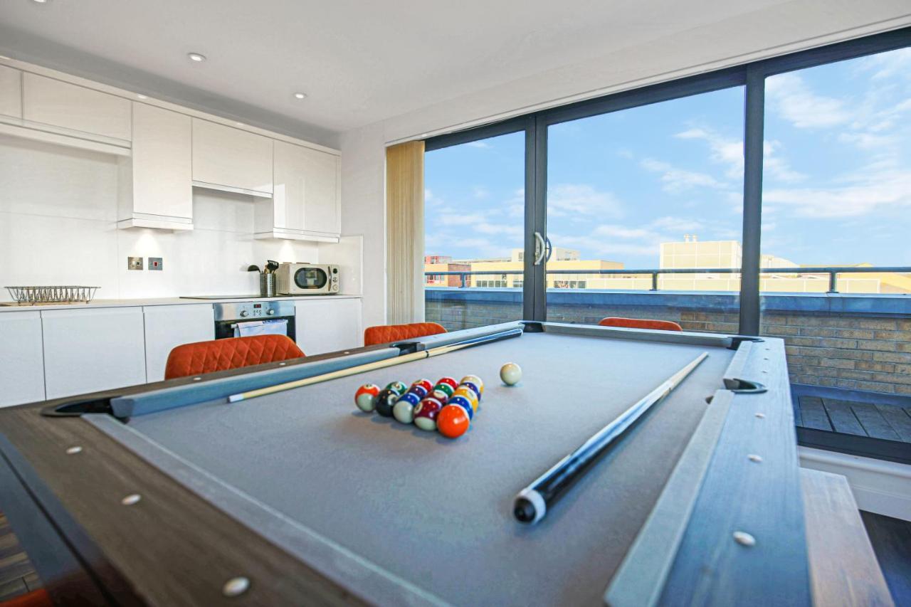 Luxury Mk Penthouse: Pool Table, Balcony & Smart Entertainment Apartment *