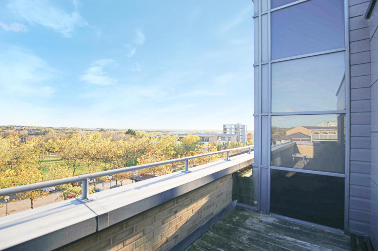 Apartment Luxury Mk Penthouse: Pool Table, Balcony & Smart Entertainment