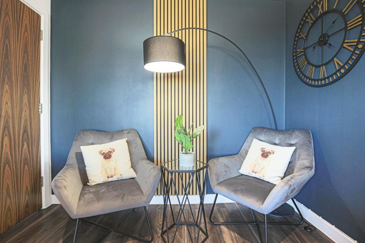Apartment Luxury Mk Penthouse: Pool Table, Balcony & Smart Entertainment