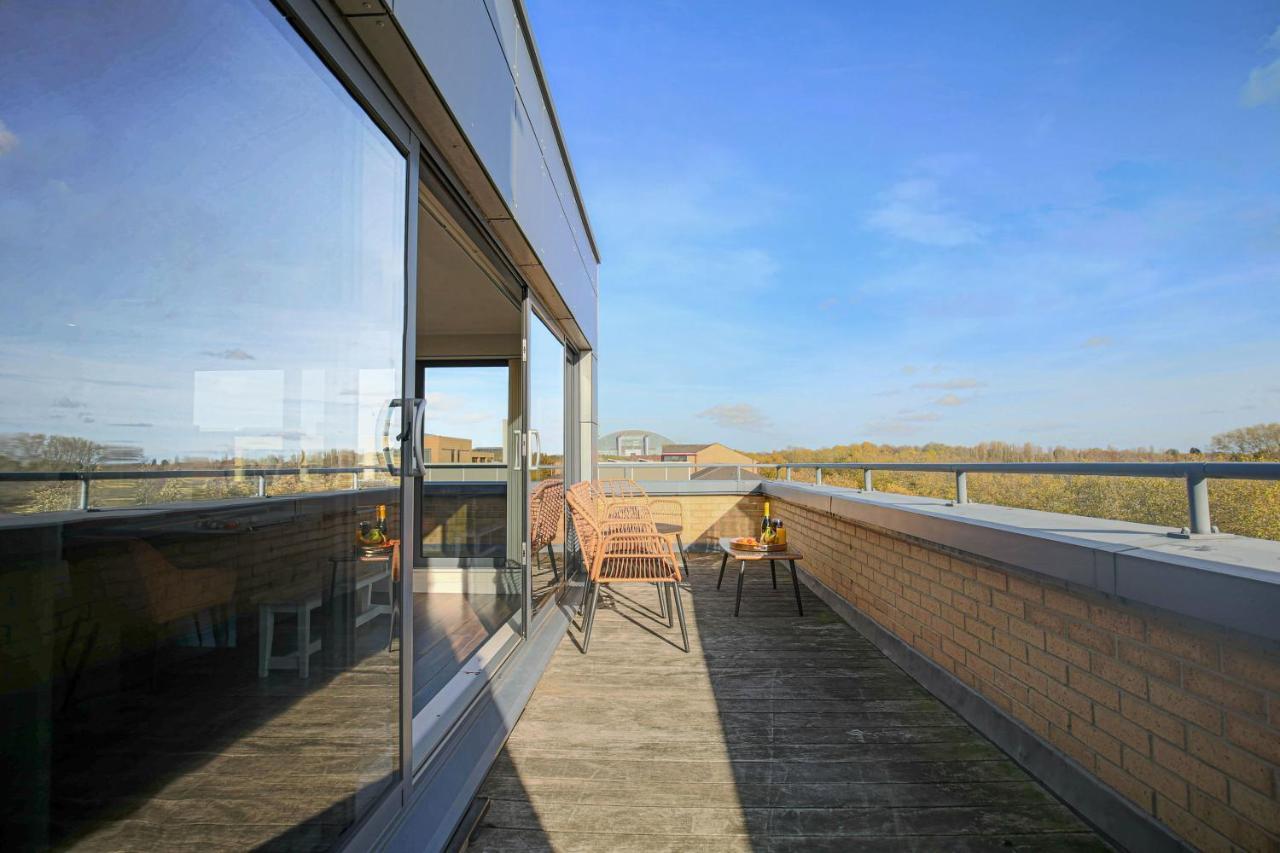 Luxury Mk Penthouse: Pool Table, Balcony & Smart Entertainment Milton Keynes