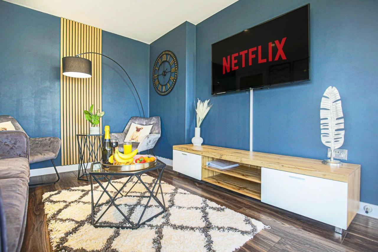 Luxury Mk Penthouse: Pool Table, Balcony & Smart Entertainment Apartment *