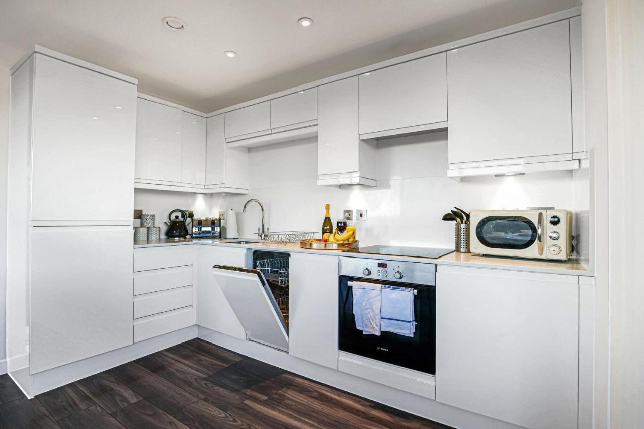 Luxury Mk Penthouse: Pool Table, Balcony & Smart Entertainment Milton Keynes