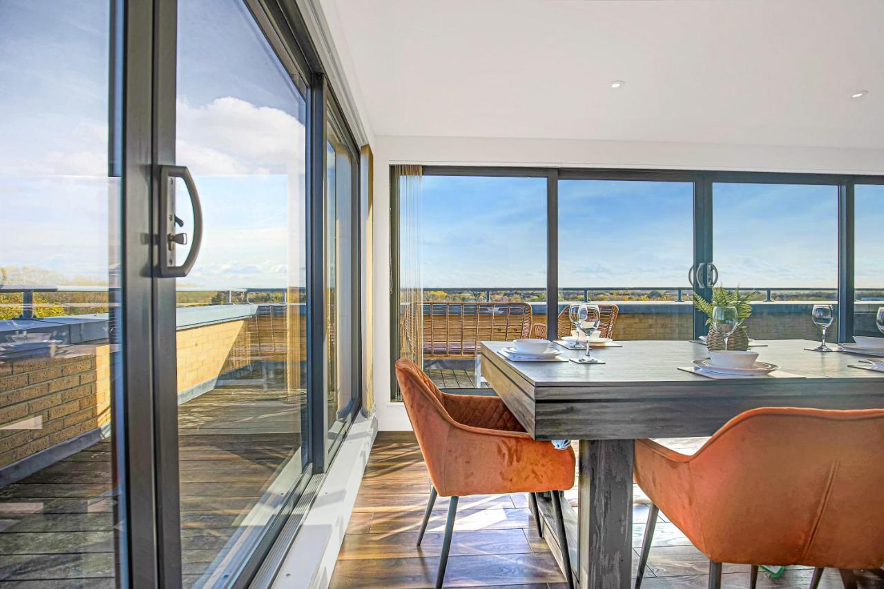 Luxury Mk Penthouse: Pool Table, Balcony & Smart Entertainment