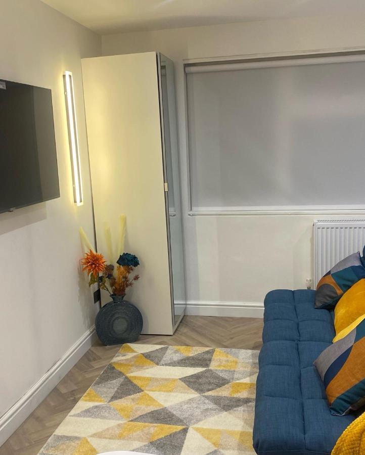 Apartment Luxury Studio- Mk Central- 5 Mins Drive To Train Station-direct Trains To London, Birmingham Milton Keynes