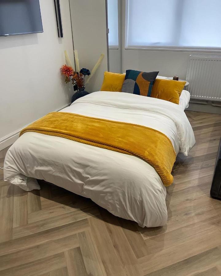 Luxury Studio- Mk Central- 5 Mins Drive To Train Station-direct Trains To London, Birmingham Apartment *