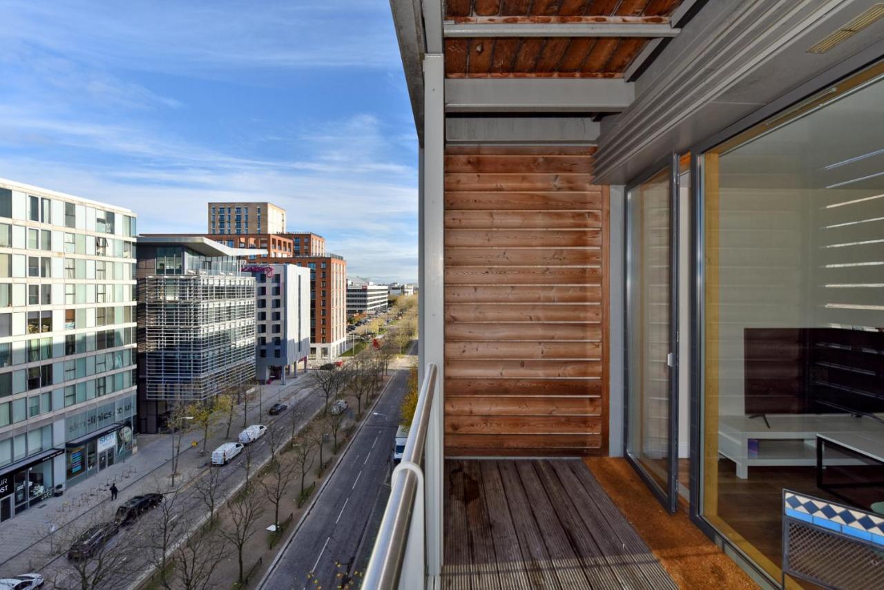 Apartment The Vizion Serviced From Pincott - Free Parking, Private Balcony, And Wifi Milton Keynes