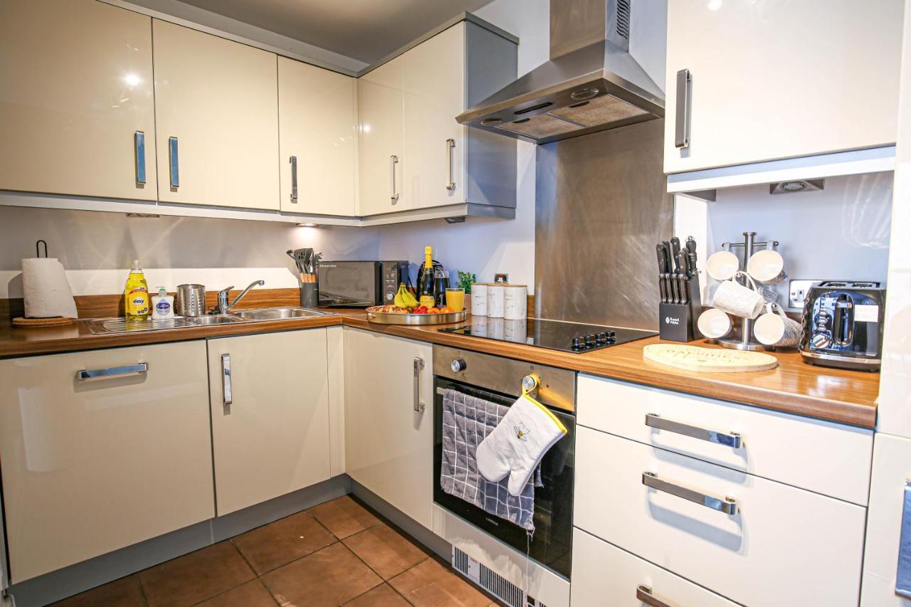 Luxury - Centre - Free Parking, Fast Wifi, Sky Tv And Netflix By Yoko Apartment *
