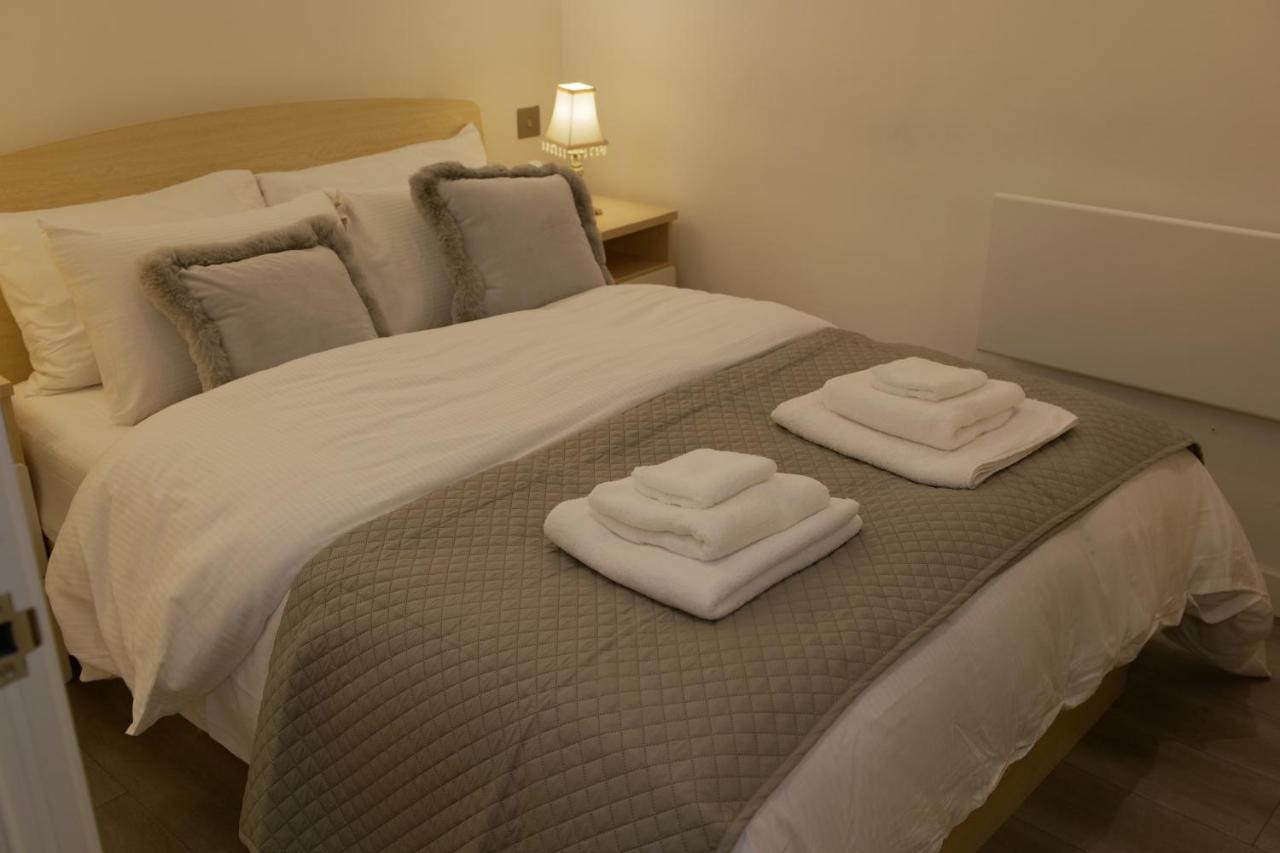 Luxurious Short Flat In