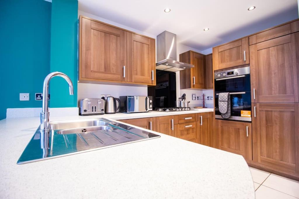 4br Contractor Town House 2.5bathrooms, 2 Free Parking Spaces Managed By Chique * Milton Keynes