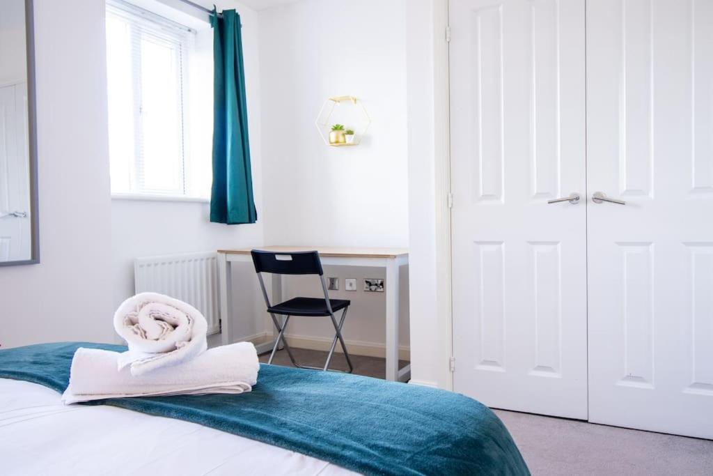 4br Contractor Town House 2.5bathrooms, 2 Free Parking Spaces Managed By Chique Milton Keynes