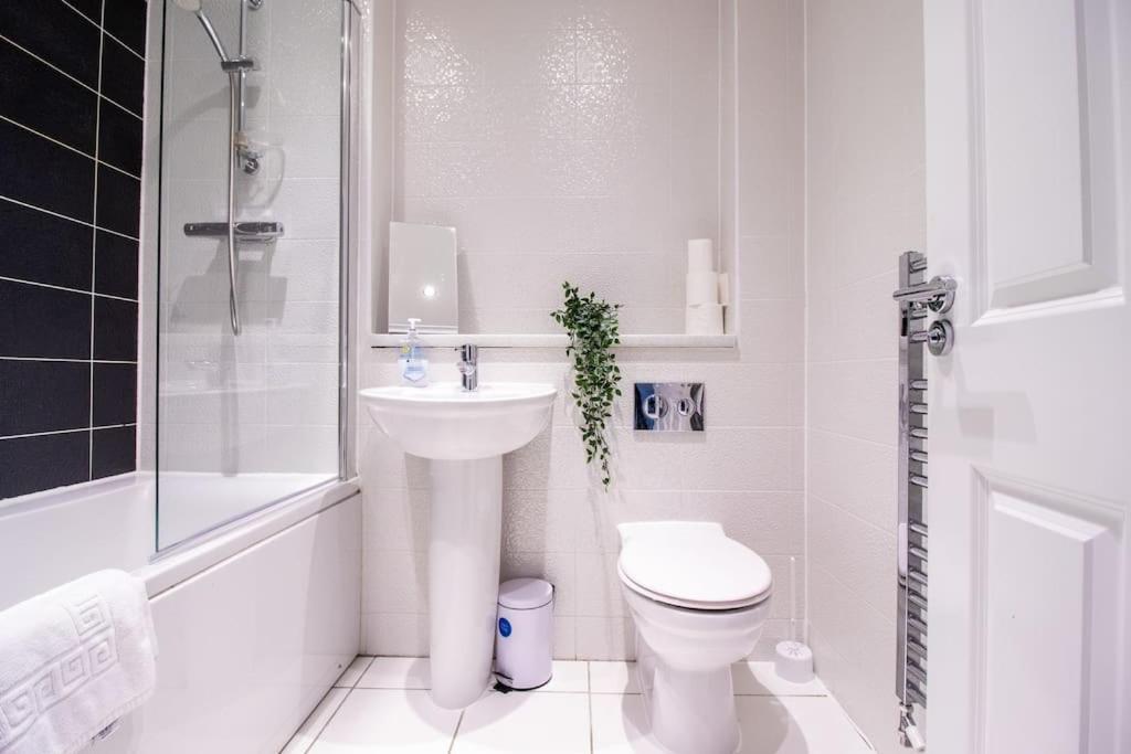 Casa de férias 4br Contractor Town House 2.5bathrooms, 2 Free Parking Spaces Managed By Chique *