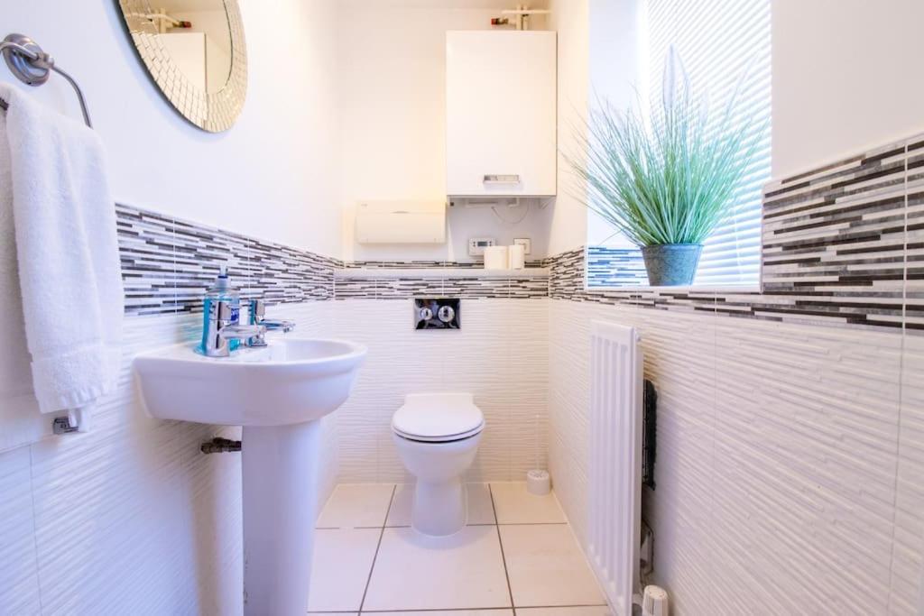 4br Contractor Town House 2.5bathrooms, 2 Free Parking Spaces Managed By Chique * Milton Keynes