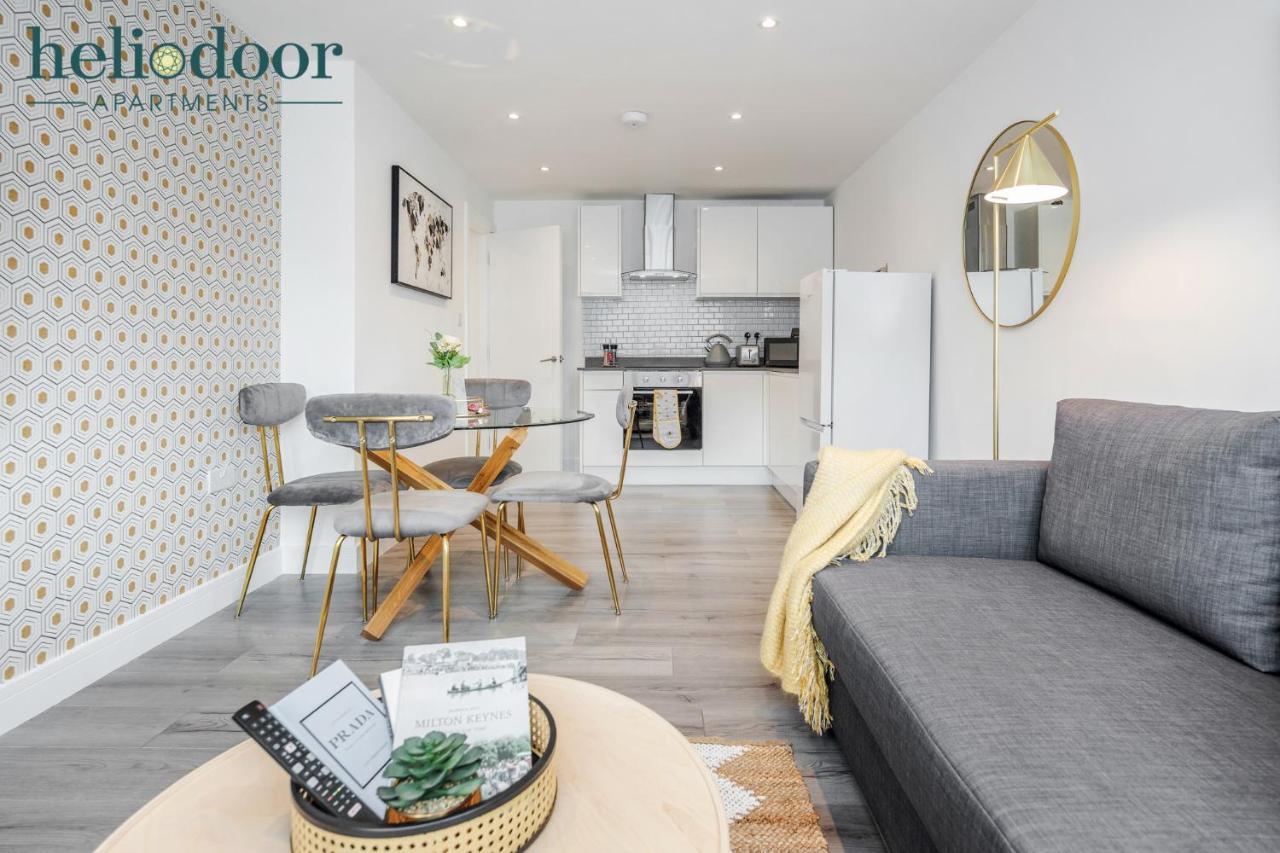 Apartments, Sleeps Up To 5, Free Parking, Free Wifi & Movies, 7 Mins Drive To Central Station For Direct Trains To London & The North *