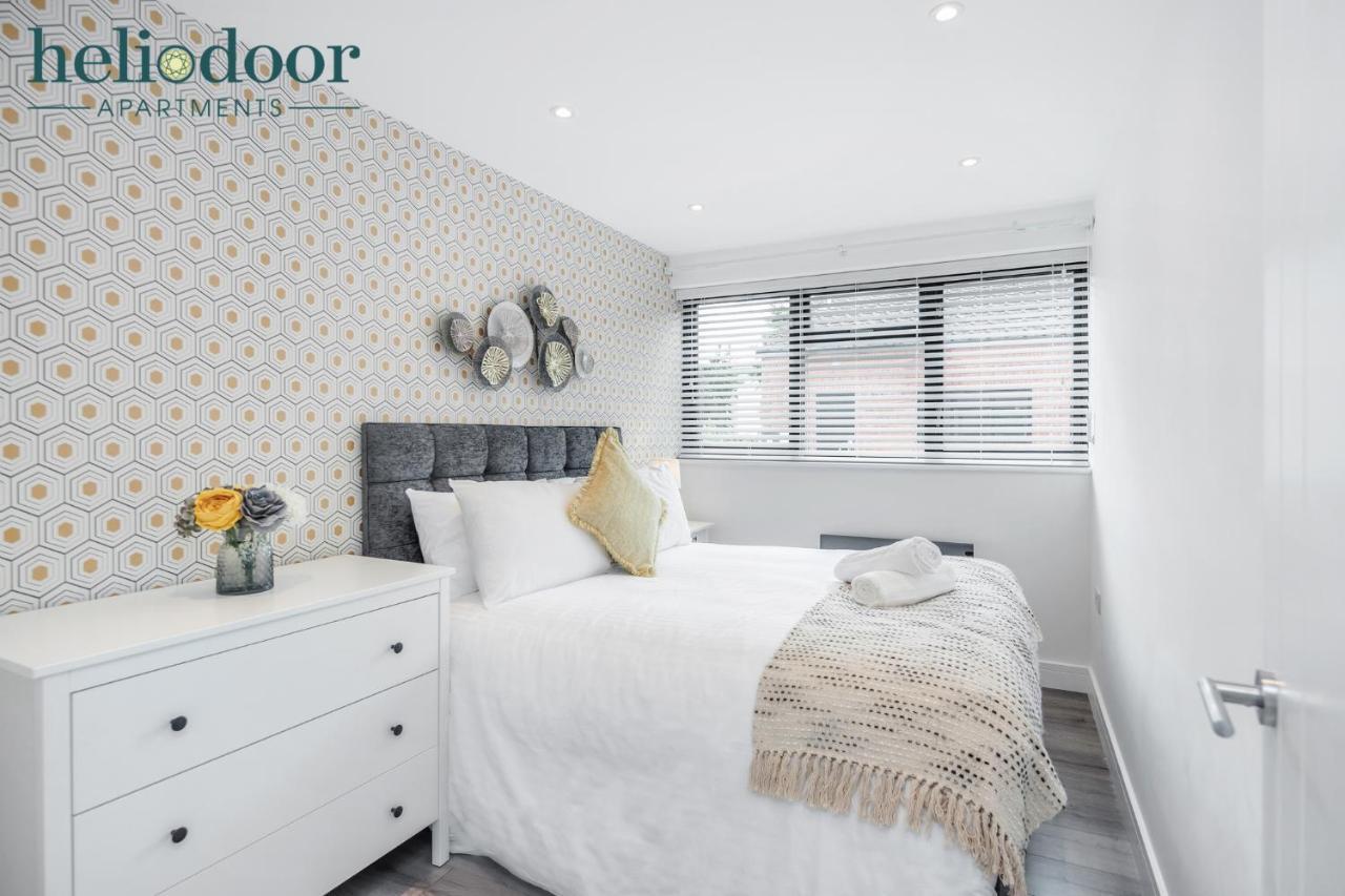 Apartment Apartments, Sleeps Up To 5, Free Parking, Free Wifi & Movies, 7 Mins Drive To Central Station For Direct Trains To London & The North *