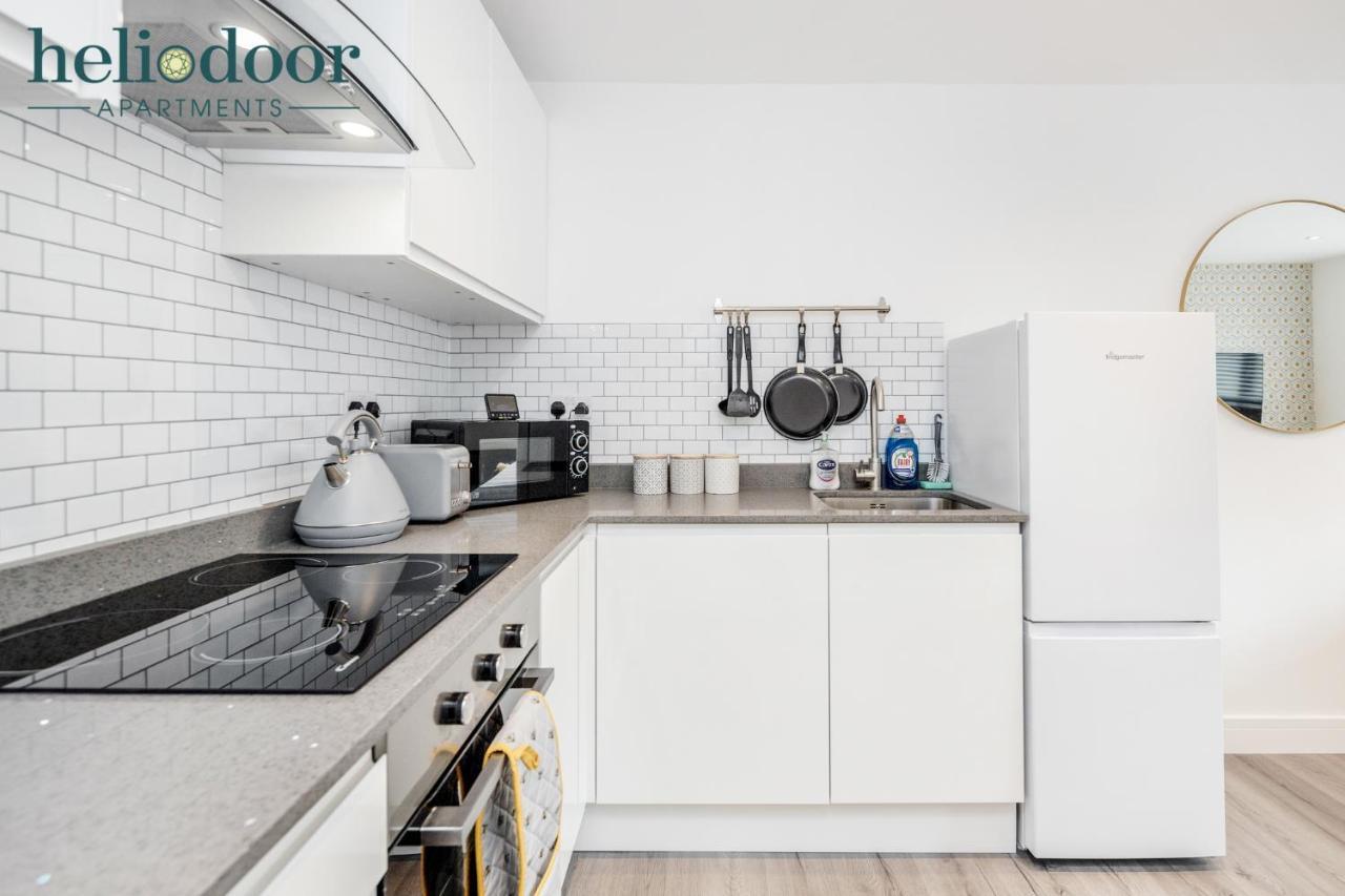 Apartments, Sleeps Up To 5, Free Parking, Free Wifi & Movies, 7 Mins Drive To Central Station For Direct Trains To London & The North *