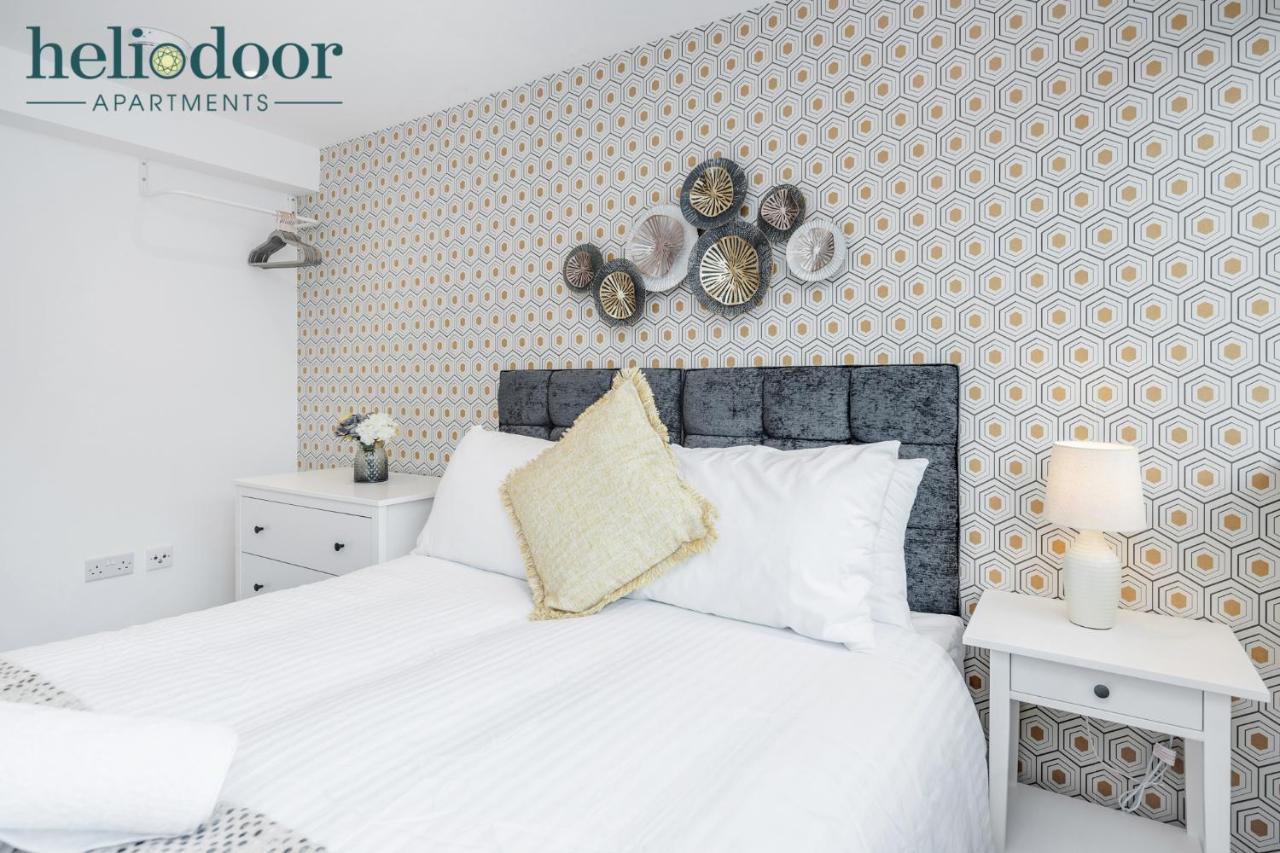 Apartments, Sleeps Up To 5, Free Parking, Free Wifi & Movies, 7 Mins Drive To Central Station For Direct Trains To London & The North Apartment *