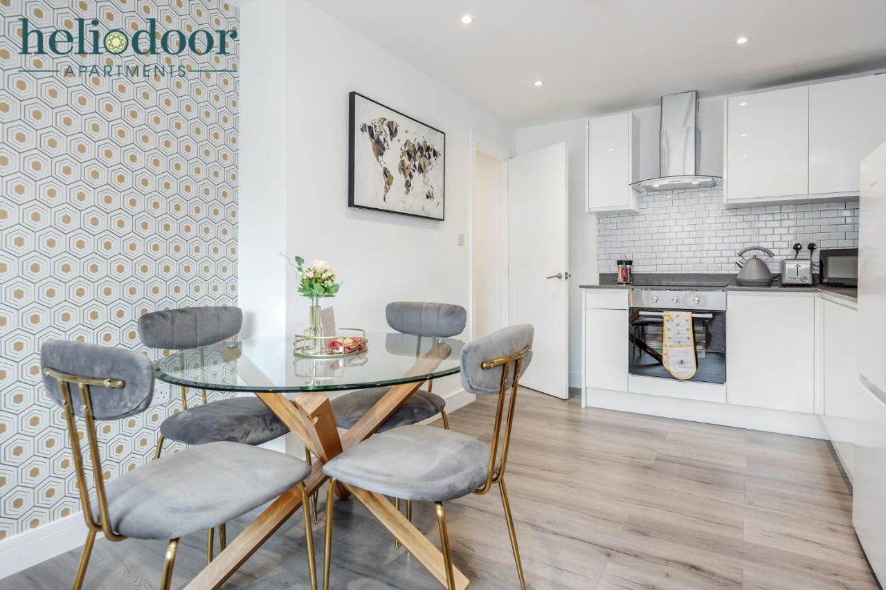 Apartments, Sleeps Up To 5, Free Parking, Free Wifi & Movies, 7 Mins Drive To Central Station For Direct Trains To London & The North Apartment *
