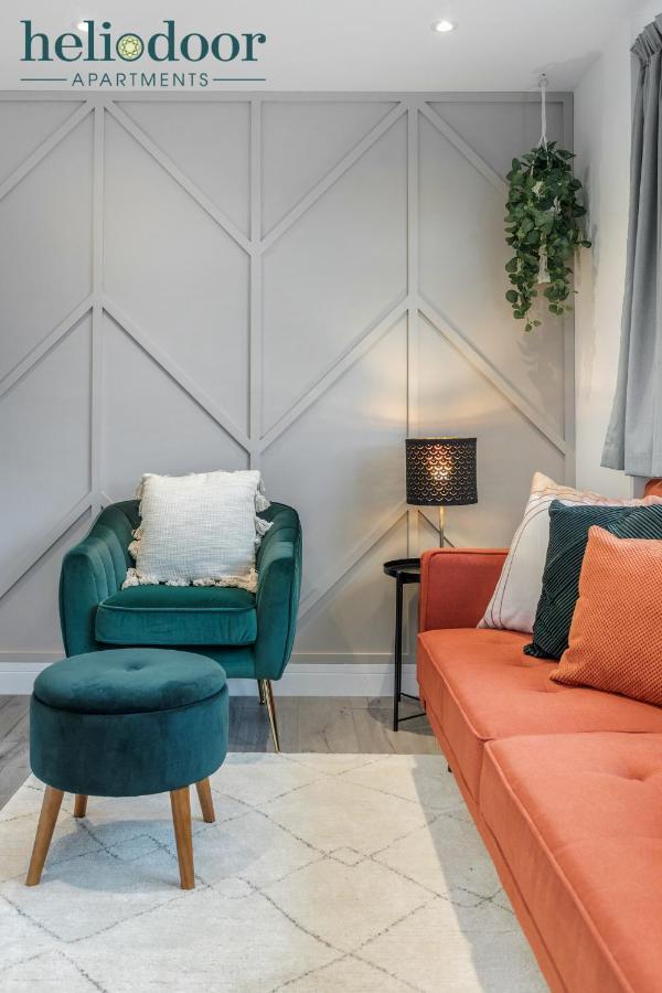 Apartment Apartments, Sleeps Up To 5, Free Parking, Free Wifi & Movies, 7 Mins Drive To Central Station For Direct Trains To London & The North *