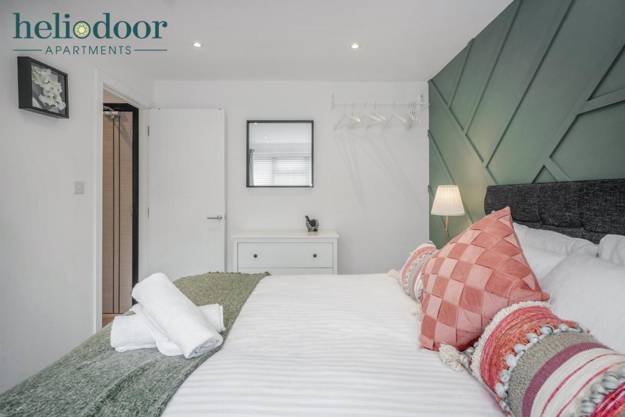 Apartments, Sleeps Up To 5, Free Parking, Free Wifi & Movies, 7 Mins Drive To Central Station For Direct Trains To London & The North