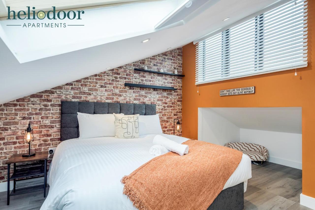 Apartments, Sleeps Up To 5, Free Parking, Free Wifi & Movies, 7 Mins Drive To Central Station For Direct Trains To London & The North