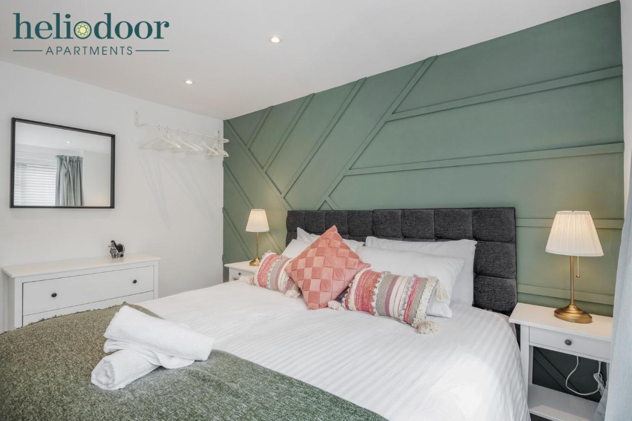 Apartment Apartments, Sleeps Up To 5, Free Parking, Free Wifi & Movies, 7 Mins Drive To Central Station For Direct Trains To London & The North *